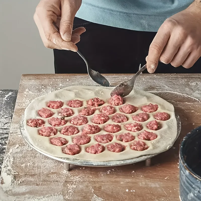 Kitchen Gadgets Dumpling Maker - アルミ製餃子メーカー | 37穴ラビオリプレス、自家製パスタ＆肉詰め用 | 多用途ペストリーモールドキッチンガジェット